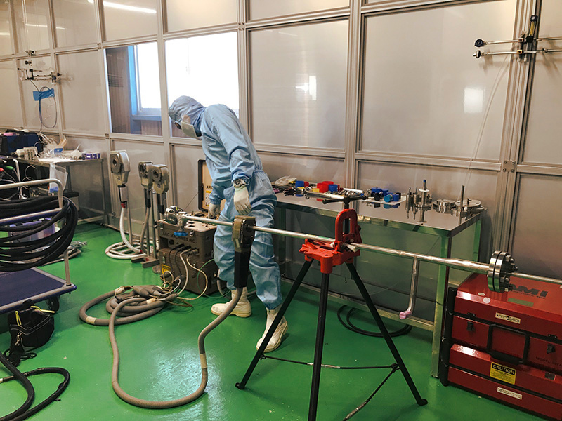 作業風景 工場クリーンルーム内作業