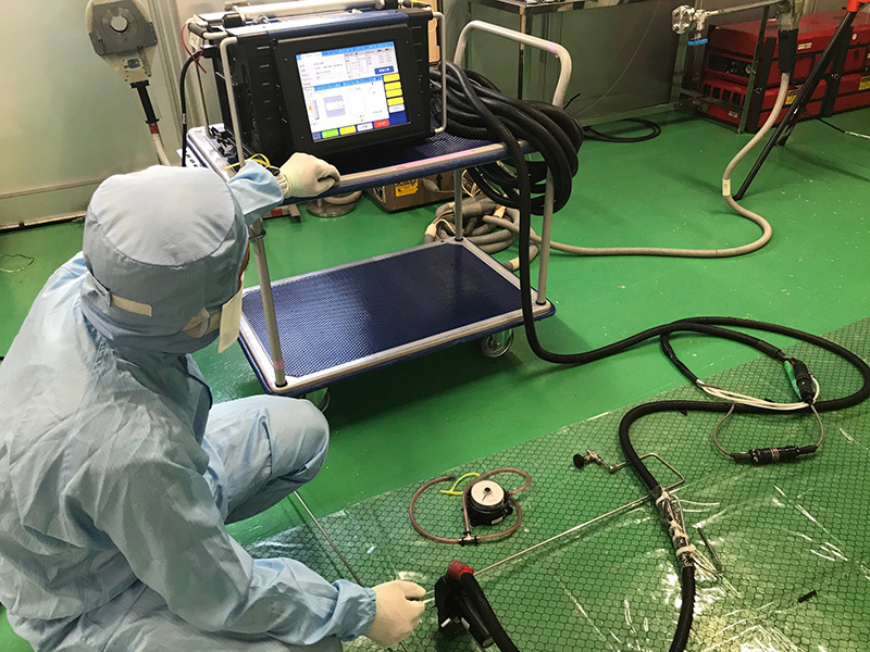 作業風景 工場クリーンルーム内作業