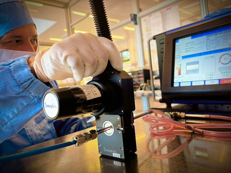 作業風景 工場クリーンルーム内作業