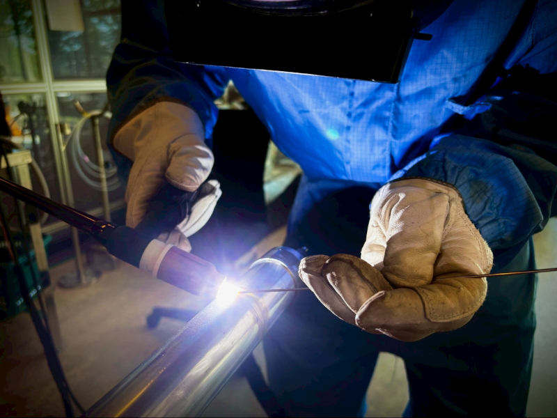 作業風景 工場クリーンルーム内作業