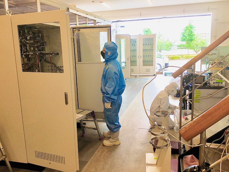 作業風景 工場クリーンルーム内作業